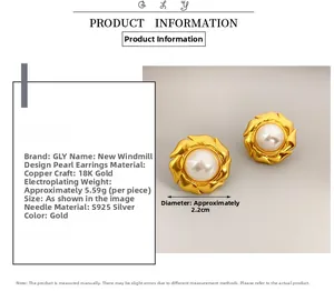 Détail macro de boucles d'oreilles moulin à vent plaquées or 18 carats avec perle et S925