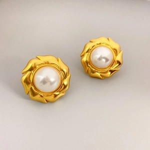 Boucles d'oreilles en or en forme de moulin à vent avec perle blanche et tige S925