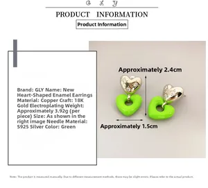 Vue détaillée des boucles d'oreilles cœur en émail vert avec tiges en argent S925 et plaqué or 18K