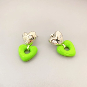 Boucles d'oreilles cœur argentées avec étoile et breloque en émail vert vif au style moderne