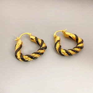 Boucles d'oreilles créoles torsadées en or et émail noir avec design en spirale
