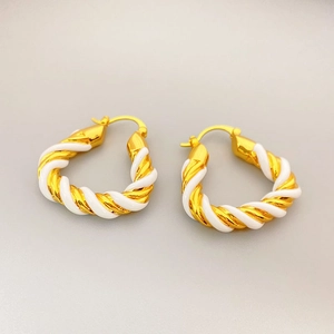Élégantes créoles torsadées dorées avec spirale en émail blanc pour un look quotidien