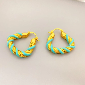 Boucles d'oreilles créoles bicolores en or et émail turquoise avec design torsadé spirale