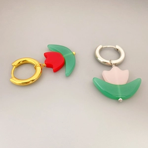 Boat-shaped tulip drop earrings with gold and silver hoops in red and pink resin