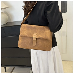 Gros plan du sac fourre-tout marron rétro avec texture vintage et boucle en métal