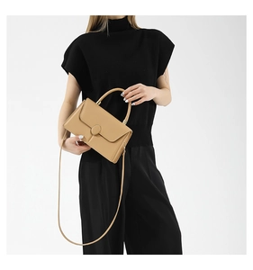Elegante borsa a mano in pelle kaki da donna con patta e fibbia ovale di classe in dettaglio