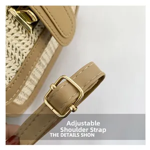 Détail de la bandoulière réglable en cuir kaki avec boucle dorée sur le sac tissé