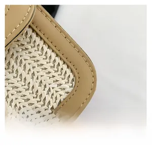 Détail de la texture paille tressée avec bordure en cuir kaki clair et surpiqûres