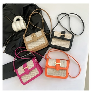 Détail de quatre sacs bandoulière en paille avec garniture en similicuir et boucles dorées