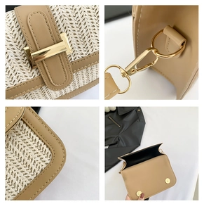 Détails de la boucle dorée et des coutures sur un sac à bandoulière en paille bicolore
