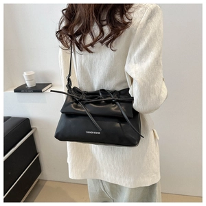 Détail du sac cabas en cuir PU noir avec nœud coulissant et lettrage blanc tendance