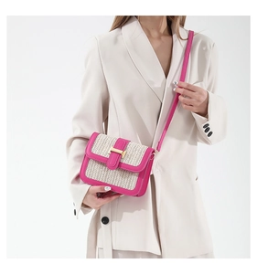 Détail du sac bandoulière tissé avec bordure rose contrastée et boucle H dorée chic