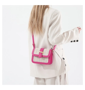 Détail du sac bandoulière en paille tressée contrastée avec cuir fuchsia et fermoir doré