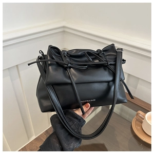 Détail du sac cabas plissé en cuir PU noir avec inscription blanche Fashion & Bags