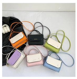 Vue détaillée en éventail de divers sacs carrés bandoulière en cuir multicolores