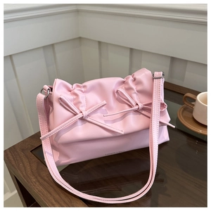 Détail de sac cabas rose en PU avec nœuds décoratifs et texture plissée élégante