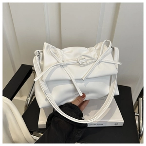 Détail du sac cabas en cuir PU blanc avec design plissé et décoration de nœud papillon