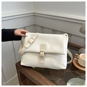 Sac fourre-tout mat blanc crème avec boucle en métal rétro dans un décor de café