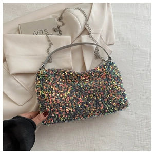 Detail einer bunten Pailletten-Abendtasche mit Silberkette und grauem Ledergriff