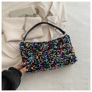 Detail einer bunten Pailletten-Handtasche mit Kettenriemen und silbernen Beschlägen