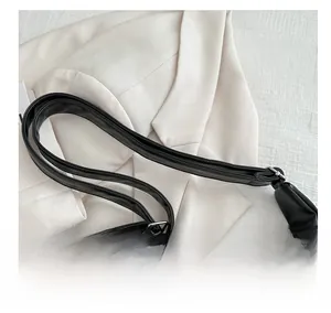 Dettaglio della borsa tote in pelle PU nera con tracolla larga e chiusura a zip argento