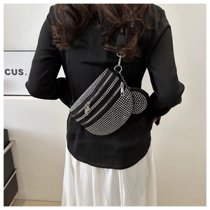 Borsa a sella nera alla moda con borchie argentate e portamonete rotondo abbinato in dettaglio