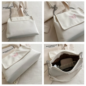 Détails intérieurs du sac en toile ivoire avec broderie papillon montrant la grande capacité