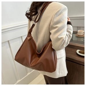 Dettaglio borsa hobo in morbida pelle PU marrone scuro con cucitura decorativa verticale