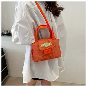 Sac bandoulière orange pour femme avec motif crocodile et fermoir doré en forme de vague