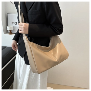 Dettaglio della grande borsa tote in pelle PU beige con cucitura verticale e tracolla larga