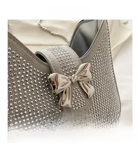 Détail du sac à main en strass argentés avec un grand fermoir en forme de nœud métallique