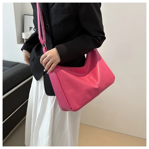 Dettaglio della borsa tote rosa con cuciture a V e consistenza in ecopelle morbida