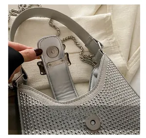 Détails du sac à main en strass argenté avec fermoir magnétique et bandoulière