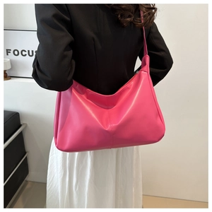 Dettaglio della borsa hobo rosa acceso con trama della pelle e cuciture rifinite