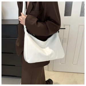 Borsa tote minimalista in pelle PU bianca indossata da una modella con stile elegante