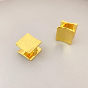 Boucles d'oreilles carrées minimalistes plaquées or 18 carats avec finition miroir