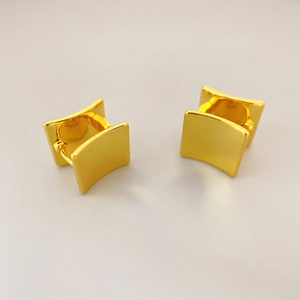 Créoles carrées géométriques minimalistes en laiton plaqué or 18 carats au design épuré