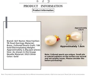 Vue détaillée des boucles d'oreilles perles plaquées or 18K avec tiges en argent S925
