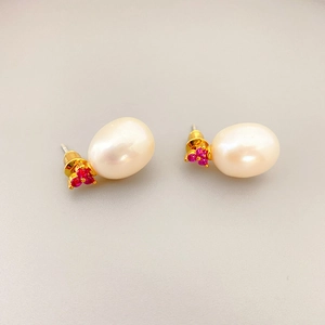 Boucles d'oreilles perles en argent 925 avec pétales dorés et pierres roses fines