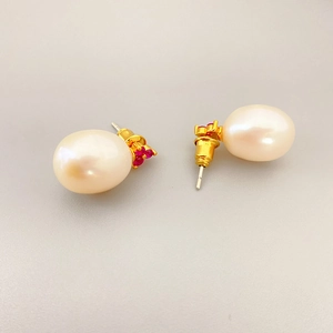 Élégantes boucles d'oreilles perles en argent 925 avec dorure et zircons rouges