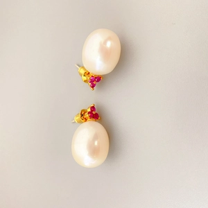 Élégantes boucles d'oreilles en argent 925 avec perles blanches ovales et cristaux rouges