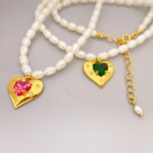 Elegante Barockperlenkette mit herzförmigem Edelsteinanhänger und Diamantakzenten