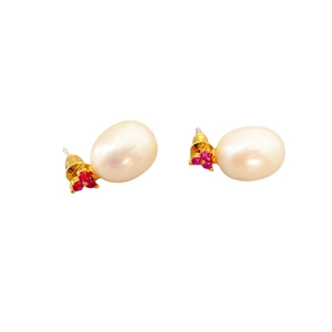 Élégantes boucles d'oreilles en or avec perle blanche ovale et trois pierres rouges