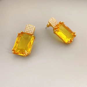 Eleganti orecchini dorati con cristalli gialli rettangolari e dettagli pavé bianchi