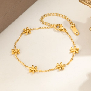Elegante bracciale in acciaio inossidabile placcato oro con cinque delicati ciondoli floreali