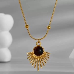 Collier doré avec pendentif soleil en œil de tigre et chaîne serpent élégante
