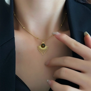 Collier pendentif soleil en œil de tigre et acier inoxydable doré pour femme