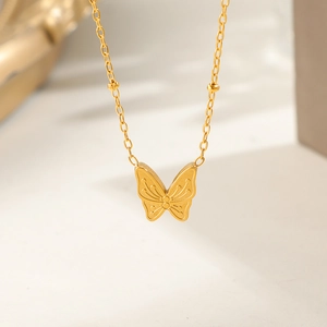 Collana con pendente a farfalla dorata con trama dettagliata e catena a maglia fine