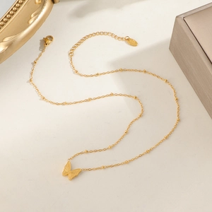 Elegante collana a farfalla dorata con catena a sfere e chiusura a moschettone