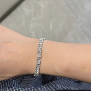 Elegante bracciale tennis argento con zirconi taglio smeraldo indossato sul polso donna